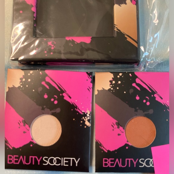 Beauty Society Set of 2 Highly Pigmented Eyeshadows with Magnetic Pallet. Lot 3 - Picture 2 of 2